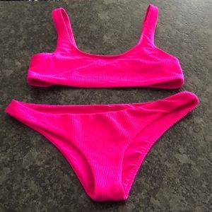 Frankie’s Bikini’s fuchsia set (M) Connor hanalei
